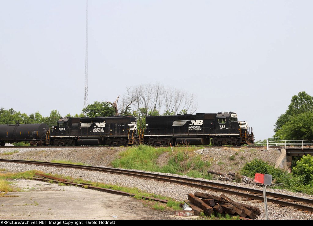 NS 722 & 094 lead the A&Y job north at Elm